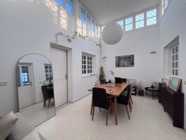 In vendita una villa al secondo piano
