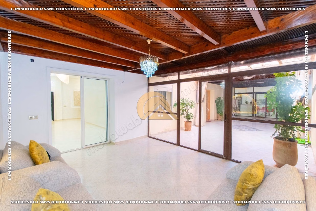 Appartement de 236 m² à louer à Mabrouka – 3 chambres dont une suite, grande terrasse et parking en sous sol