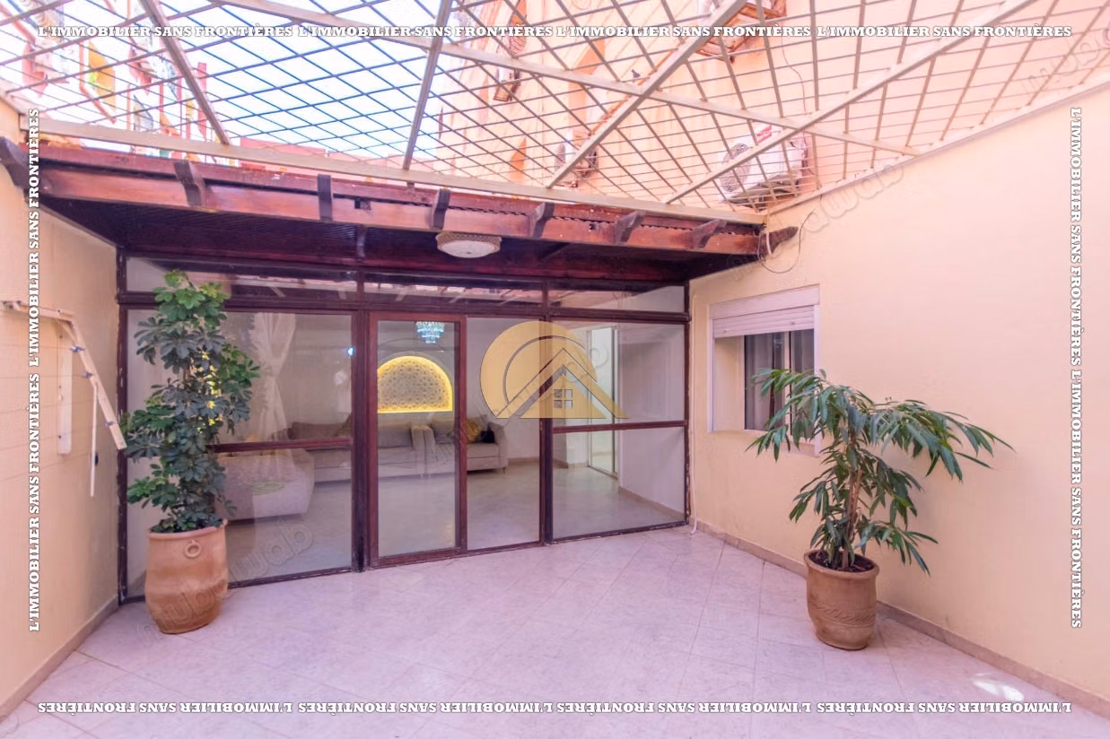 Appartement de 236 m² à louer à Mabrouka – 3 chambres dont une suite, grande terrasse et parking en sous sol
