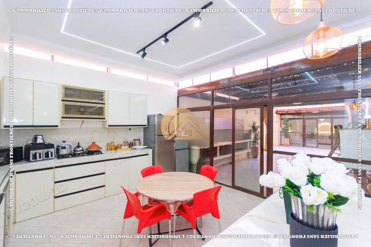 Appartement de 236 m² à louer à Mabrouka – 3 chambres dont une suite, grande terrasse et parking en sous sol