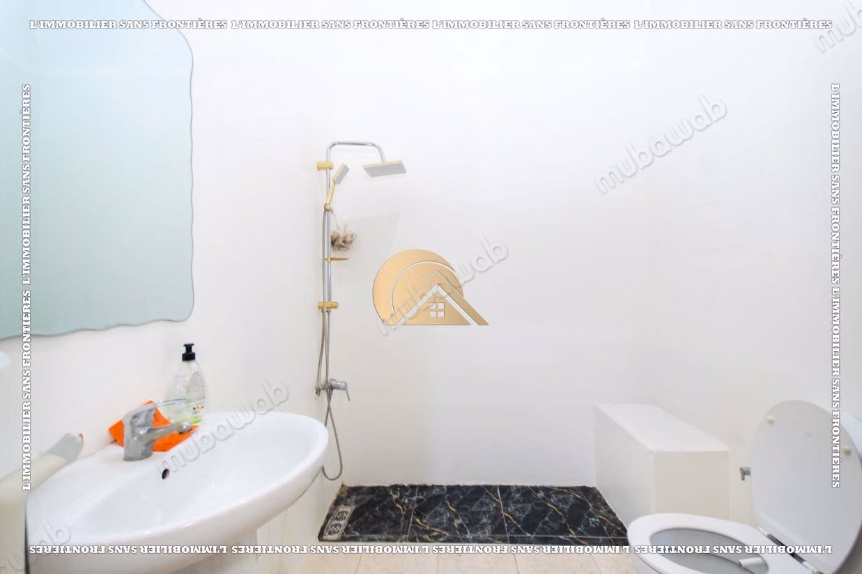 Appartement de 236 m² à louer à Mabrouka – 3 chambres dont une suite, grande terrasse et parking en sous sol