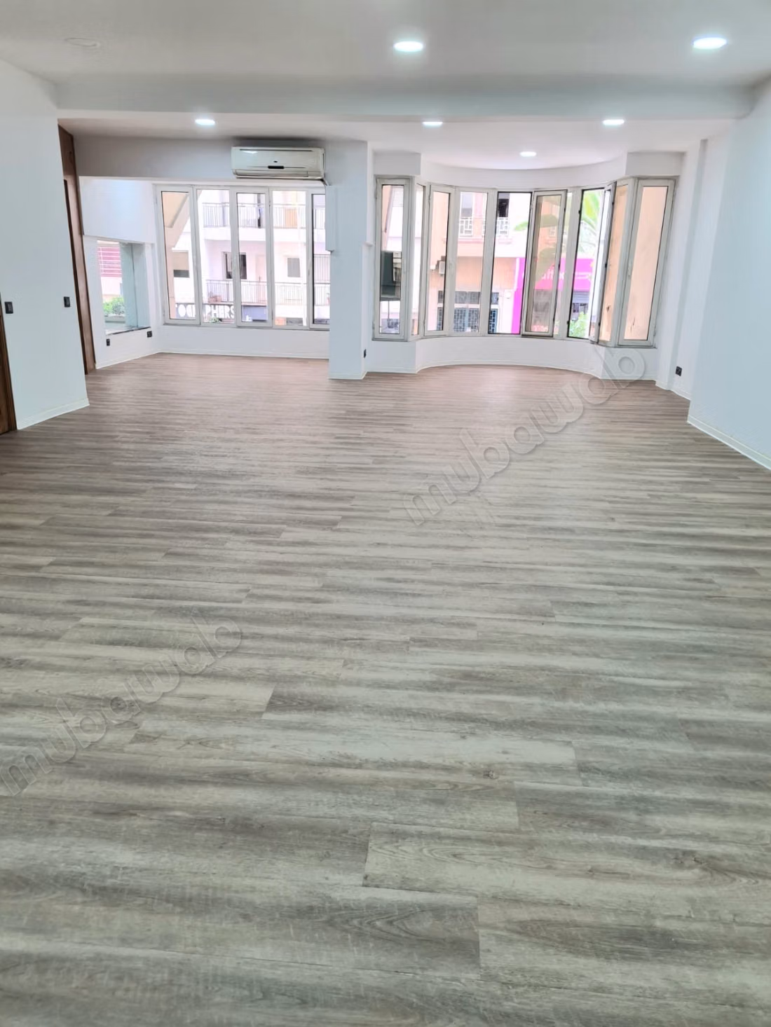 Bureaux à louer à Gauthier. Superficie de 117 m². Service de conciergerie disponible, climatisation générale