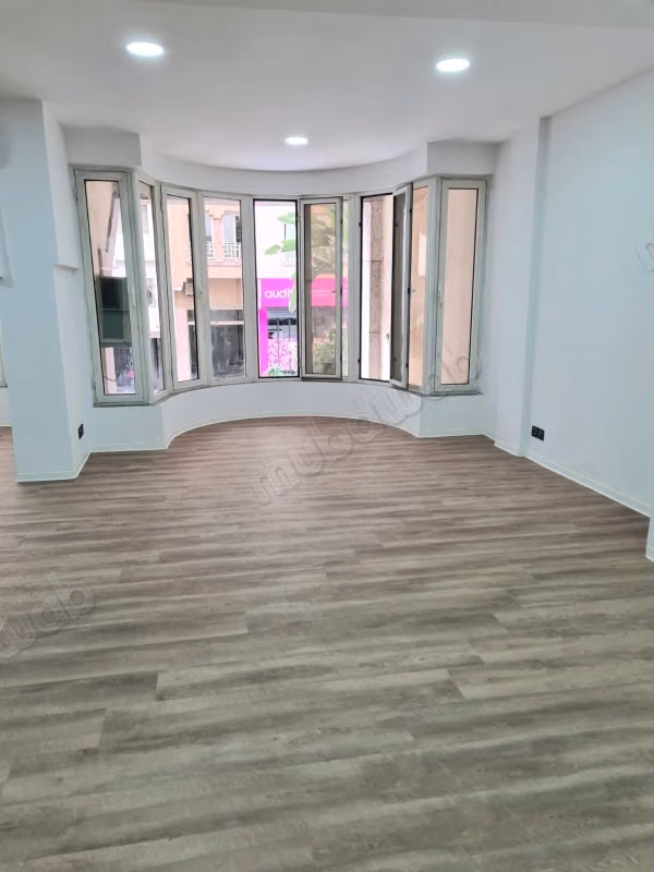 Bureaux à louer à Gauthier. Superficie de 117 m². Service de conciergerie disponible, climatisation générale