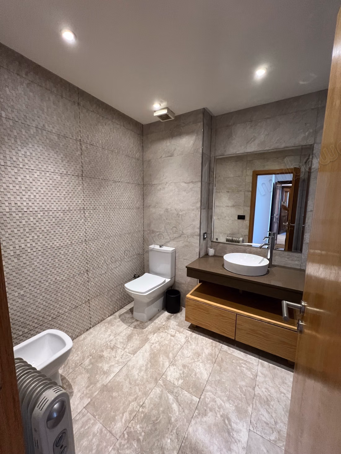 Bel appartement en location à Gauthier.
Surface totale 200 m².
Meublé