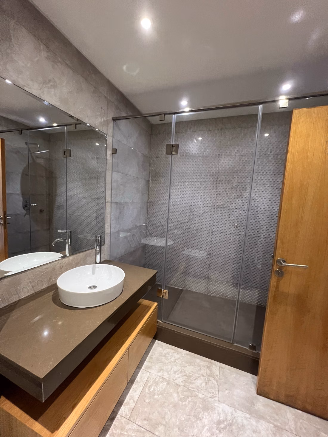 Bel appartement en location à Gauthier.
Surface totale 200 m².
Meublé
