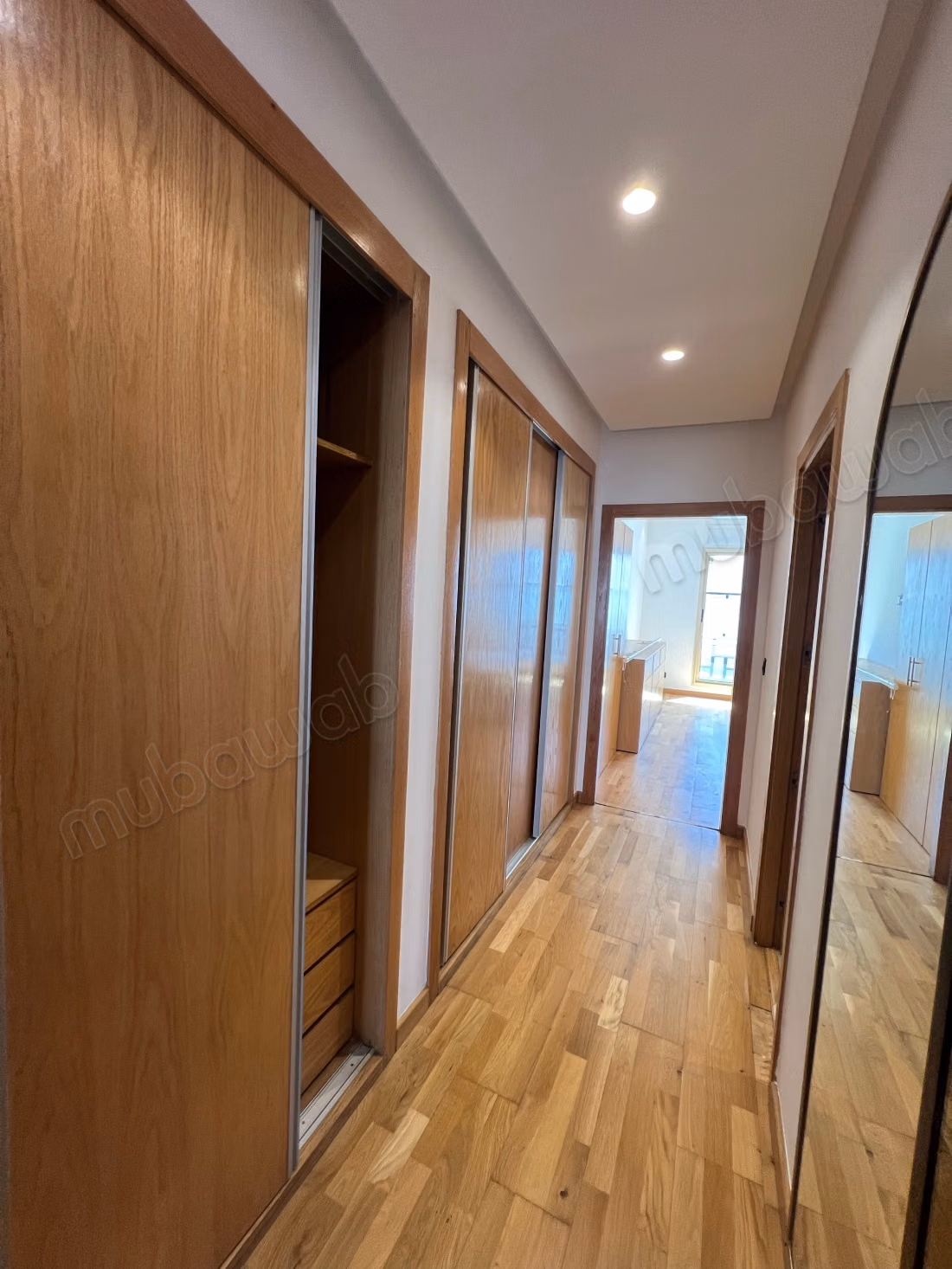 Bel appartement en location à Gauthier.
Surface totale 200 m².
Meublé