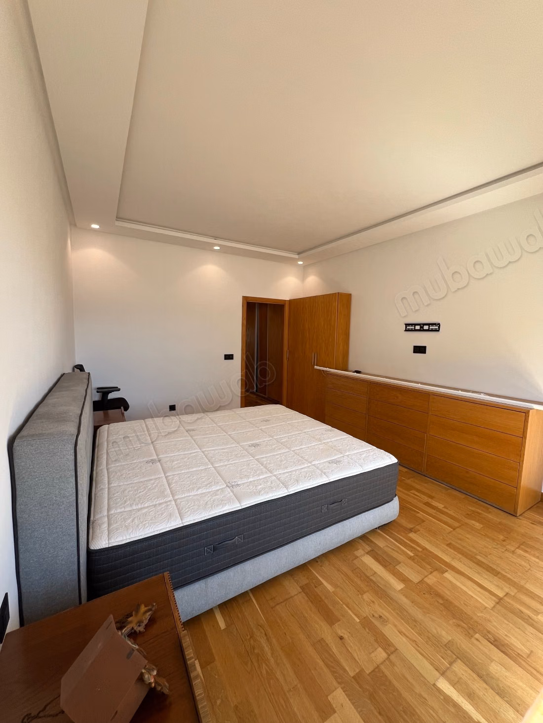 Bel appartement en location à Gauthier.
Surface totale 200 m².
Meublé