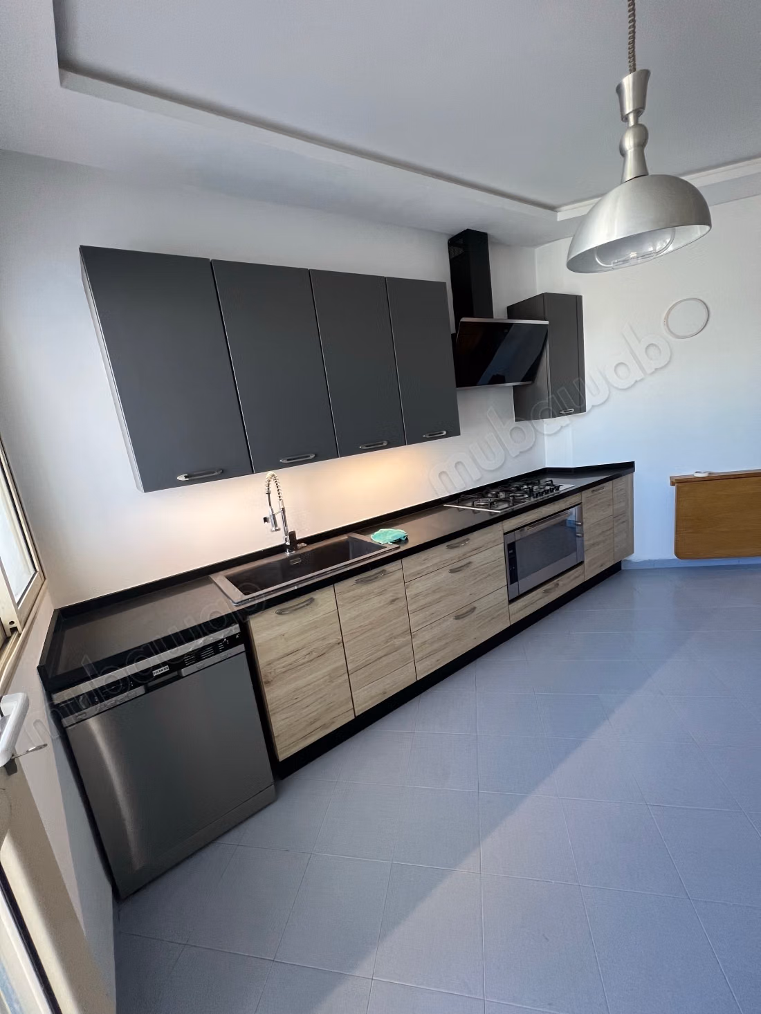 Bel appartement en location à Gauthier.
Surface totale 200 m².
Meublé