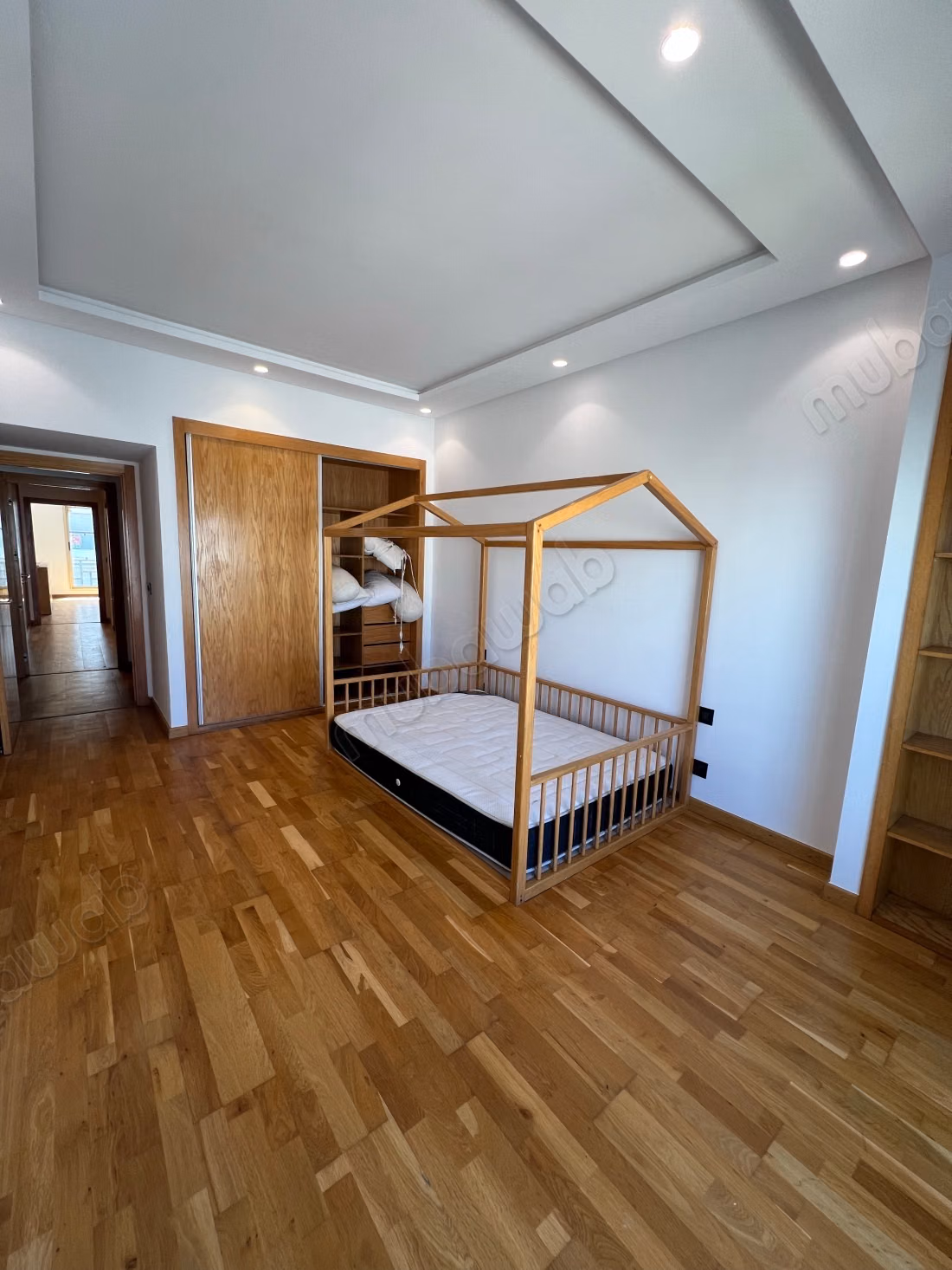Bel appartement en location à Gauthier.
Surface totale 200 m².
Meublé