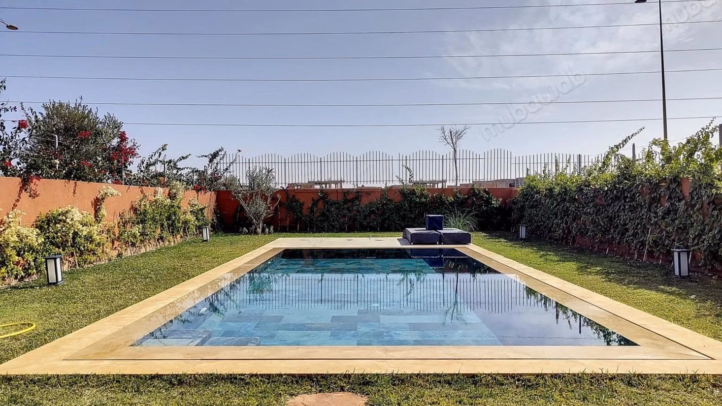 Magnifica villa moderna con giardino e piscina
