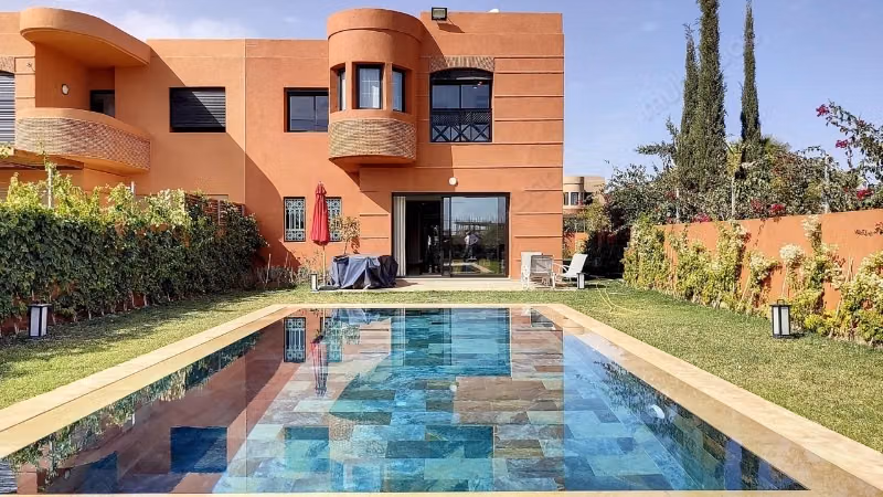 Magnífica villa moderna con jardín y piscina