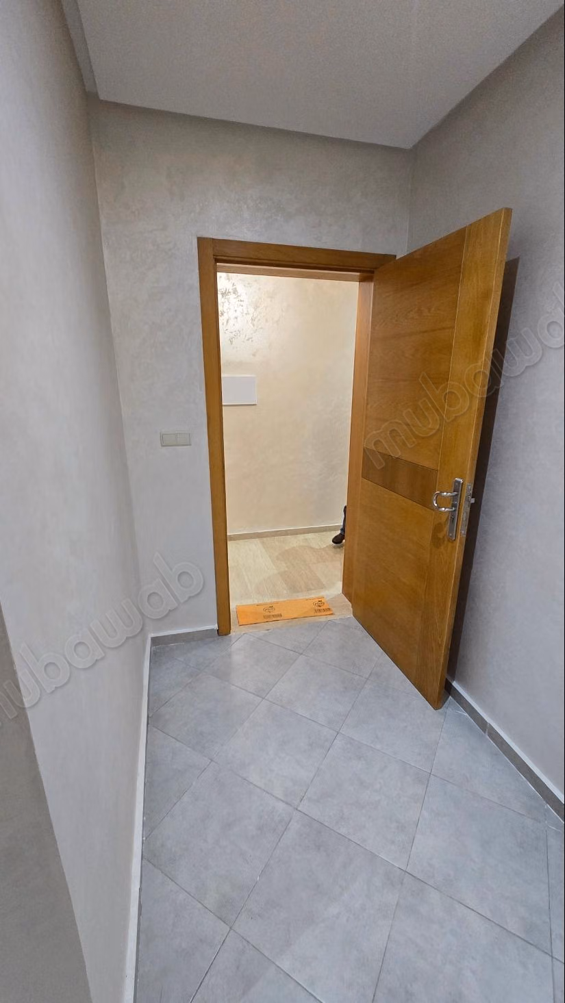 Bel appartement à vendre à Martil. 2 belles chambres. Porte robuste, salon marocain.