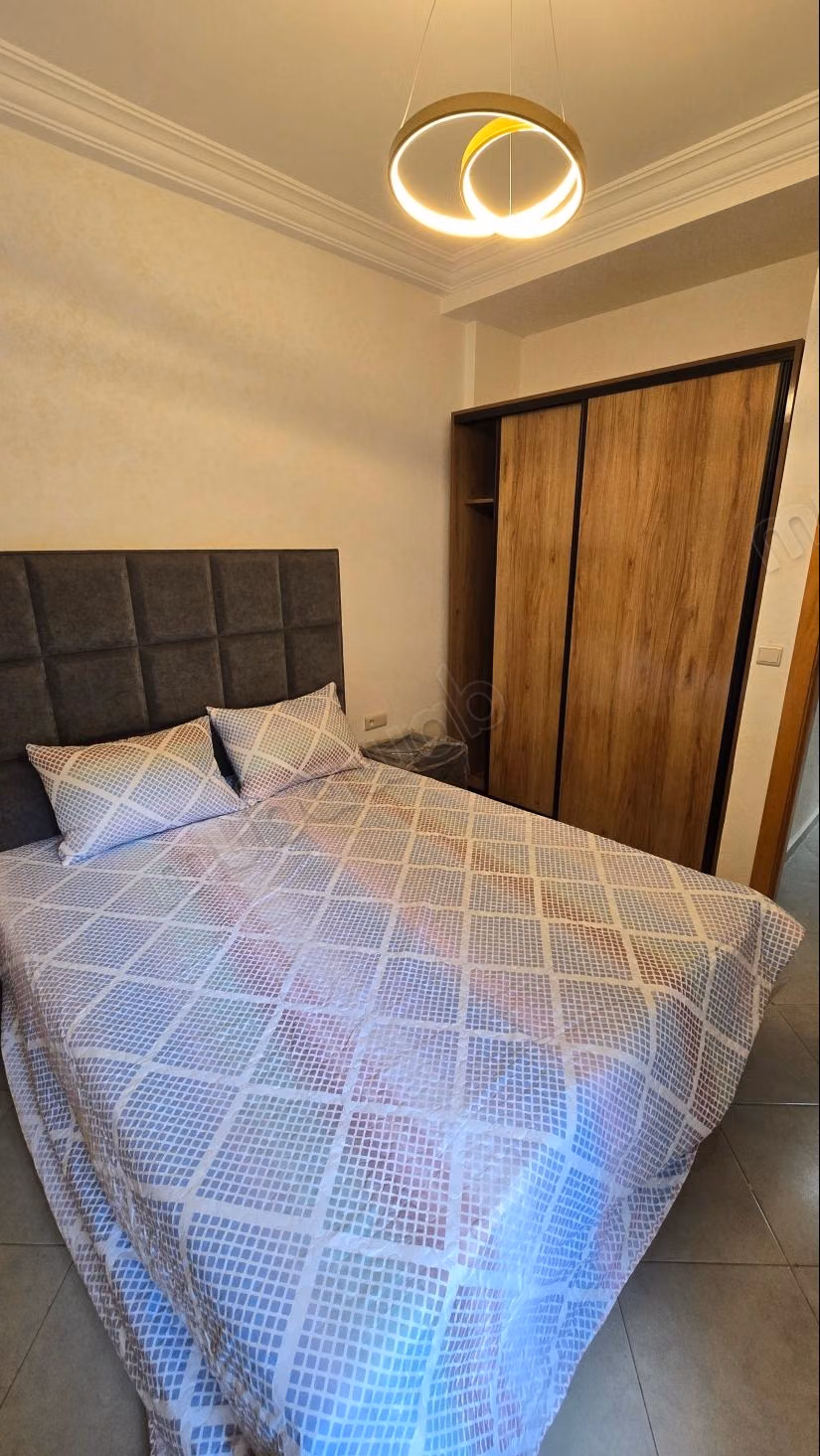 Bel appartement à vendre à Martil. 2 belles chambres. Porte robuste, salon marocain.