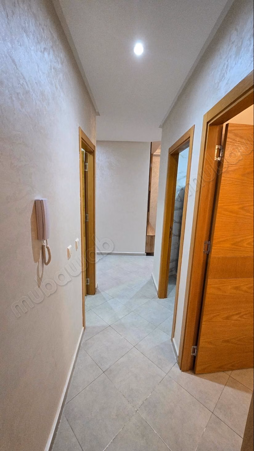 Bel appartement à vendre à Martil. 2 belles chambres. Porte robuste, salon marocain.