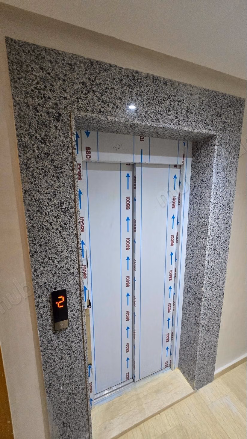 Bel appartement à vendre à Martil. 2 belles chambres. Porte robuste, salon marocain.
