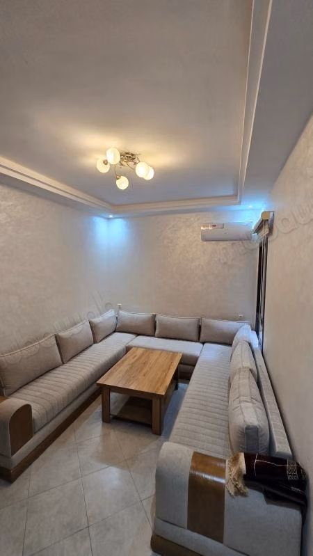 Bel appartement à vendre à Martil. 2 belles chambres. Porte robuste, salon marocain.