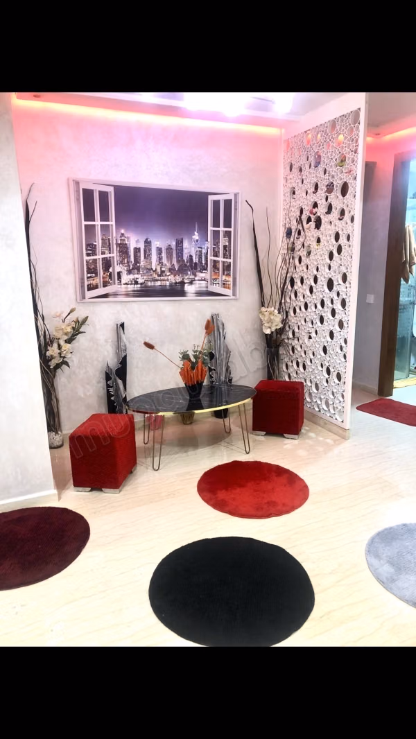 Apartamento en venta en Errahma. 4 habitaciones grandes. Puerta blindada, antena parabólica