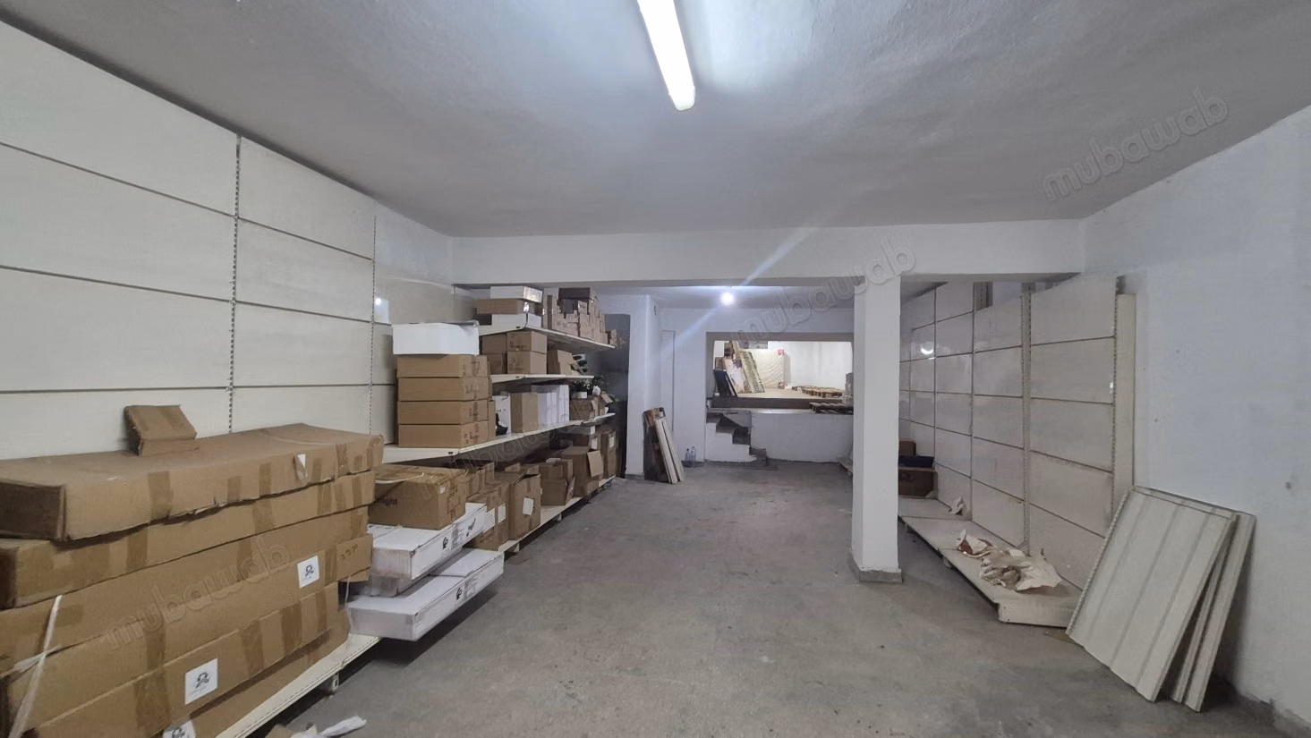 Vend local commercial à Hay Alfarah.
Surface de 620 m²