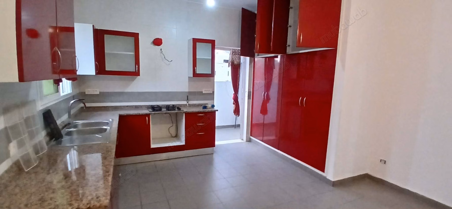 Villa de haut standing à louer à La Marsa Ville. 1 Pièce. Système de parabole et résidence sécurisée