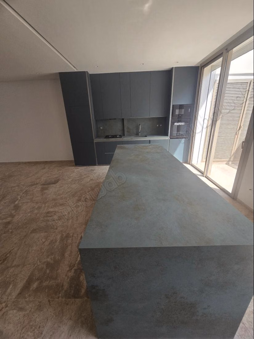 Magnifique villa à louer à Cité Les Pins. Superficie 280 m². Porte blindée et résidence sécurisée