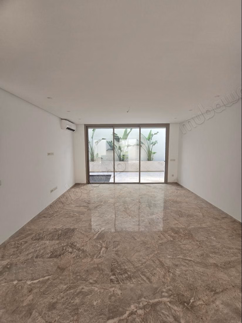 Magnifique villa à louer à Cité Les Pins. Superficie 280 m². Porte blindée et résidence sécurisée