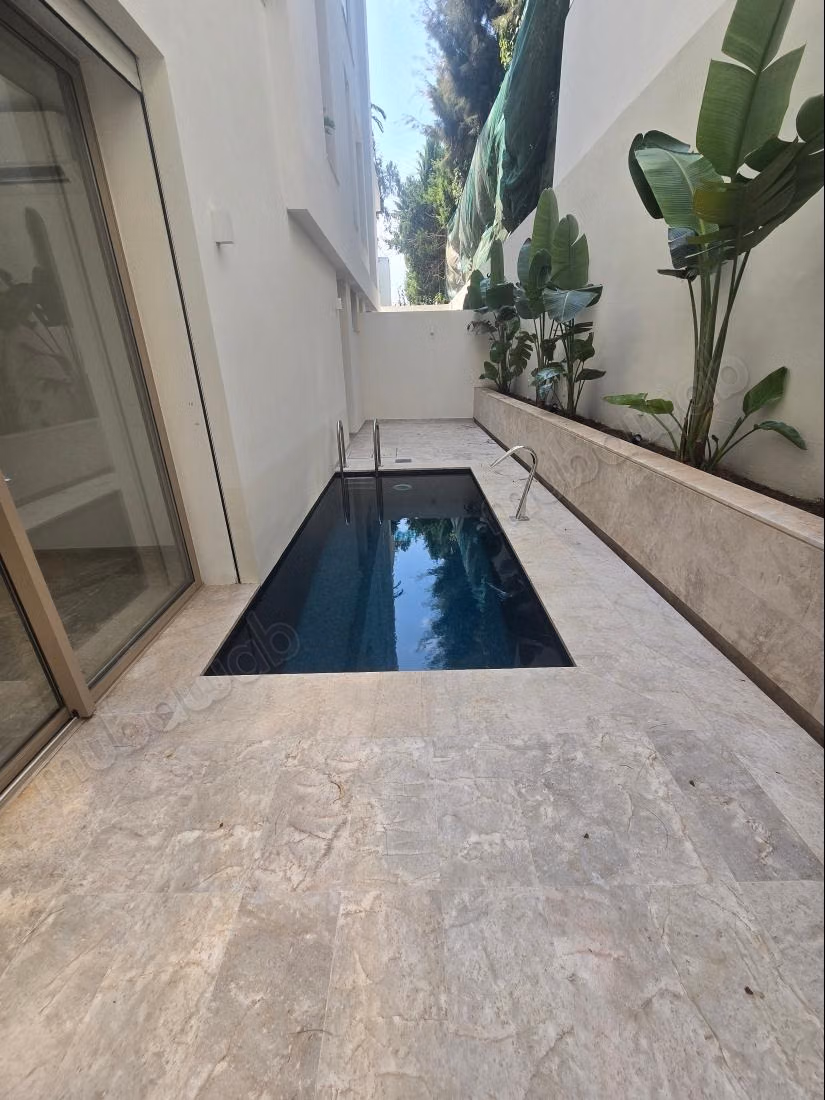 Magnifique villa à louer à Cité Les Pins. Superficie 280 m². Porte blindée et résidence sécurisée