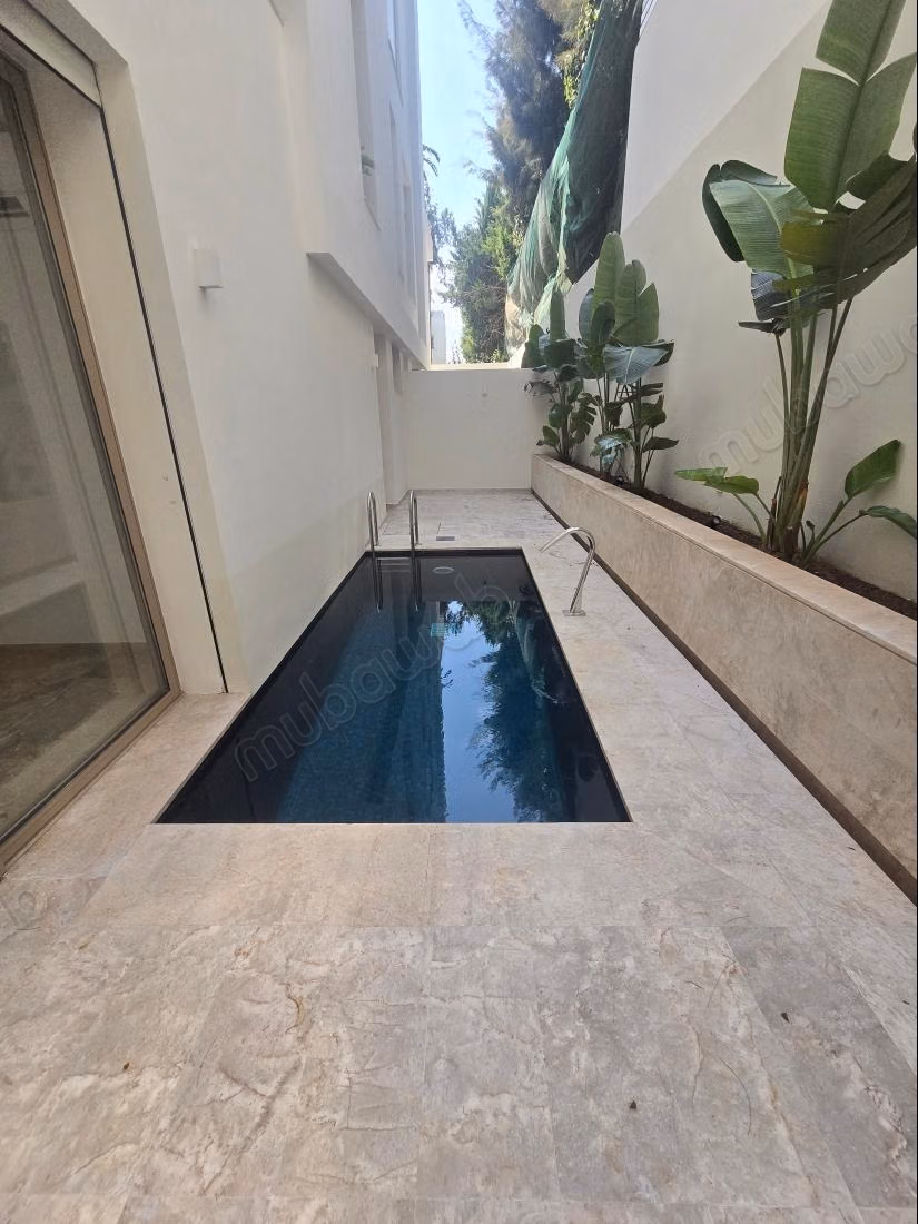Magnifique villa à louer à Cité Les Pins. Superficie 280 m². Porte blindée et résidence sécurisée