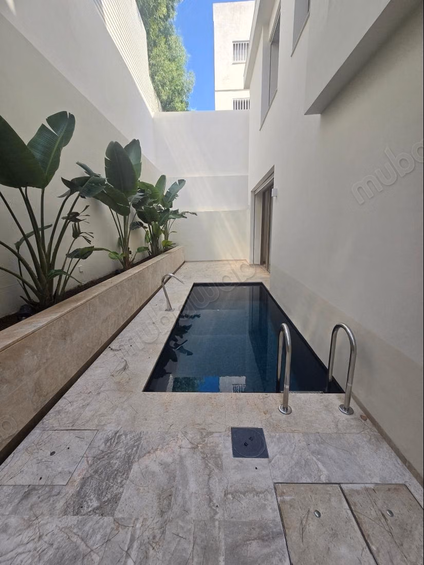 Magnifique villa à louer à Cité Les Pins. Superficie 280 m². Porte blindée et résidence sécurisée