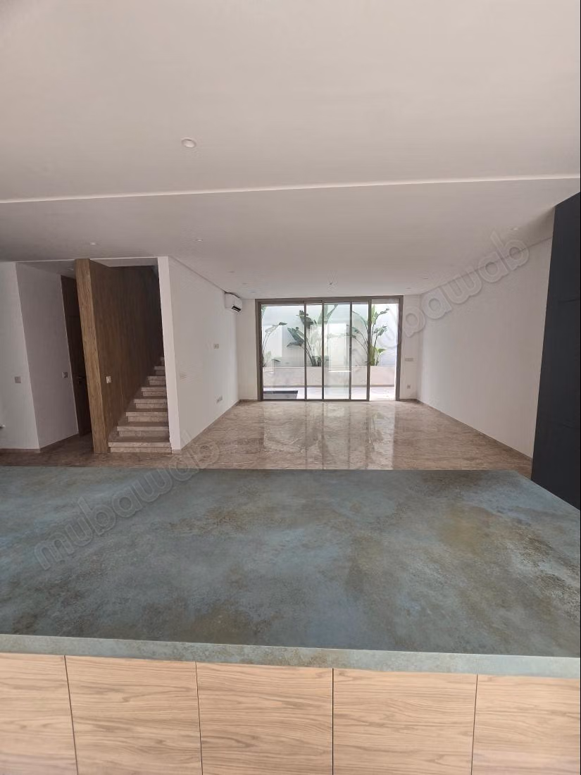 Magnifique villa à louer à Cité Les Pins. Superficie 280 m². Porte blindée et résidence sécurisée