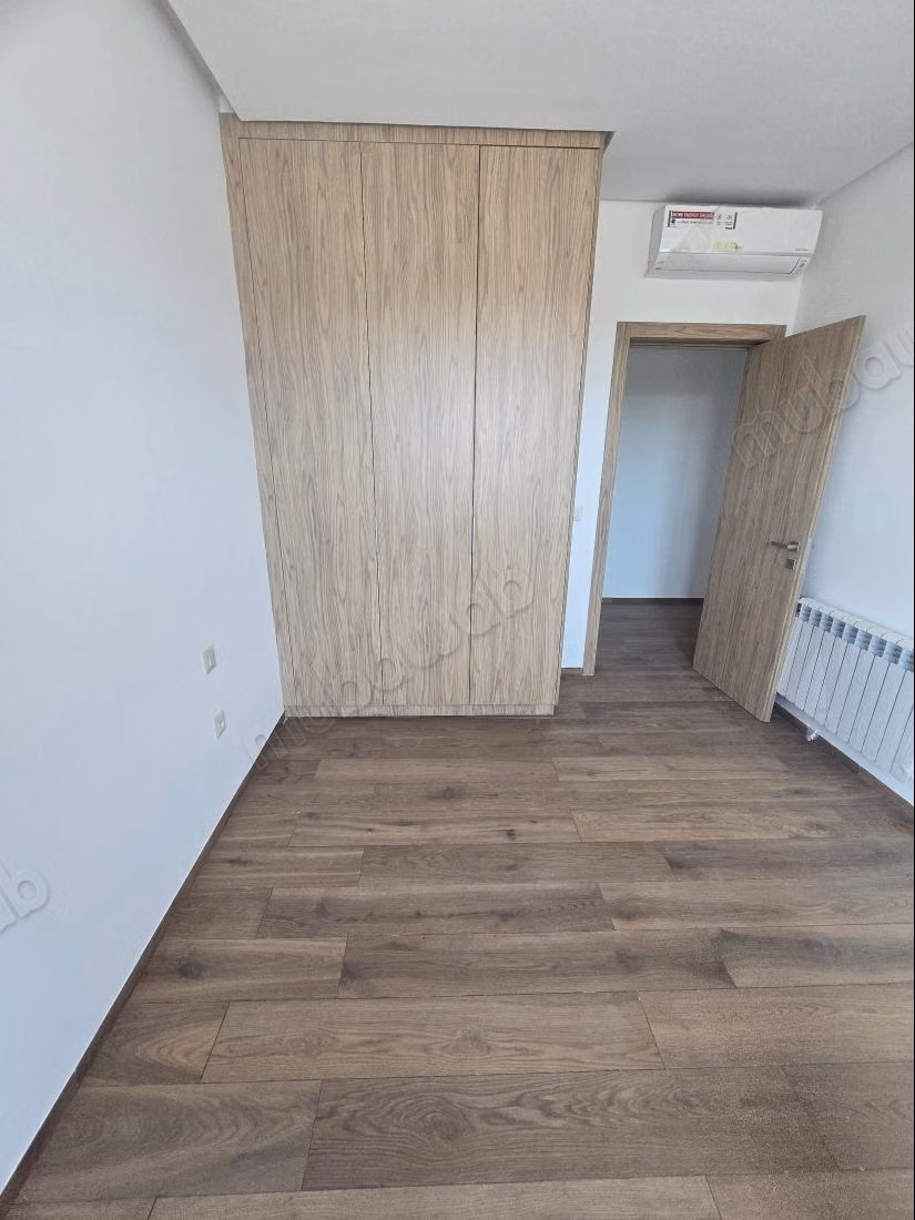 Magnifique villa à louer à Cité Les Pins. Superficie 280 m². Porte blindée et résidence sécurisée