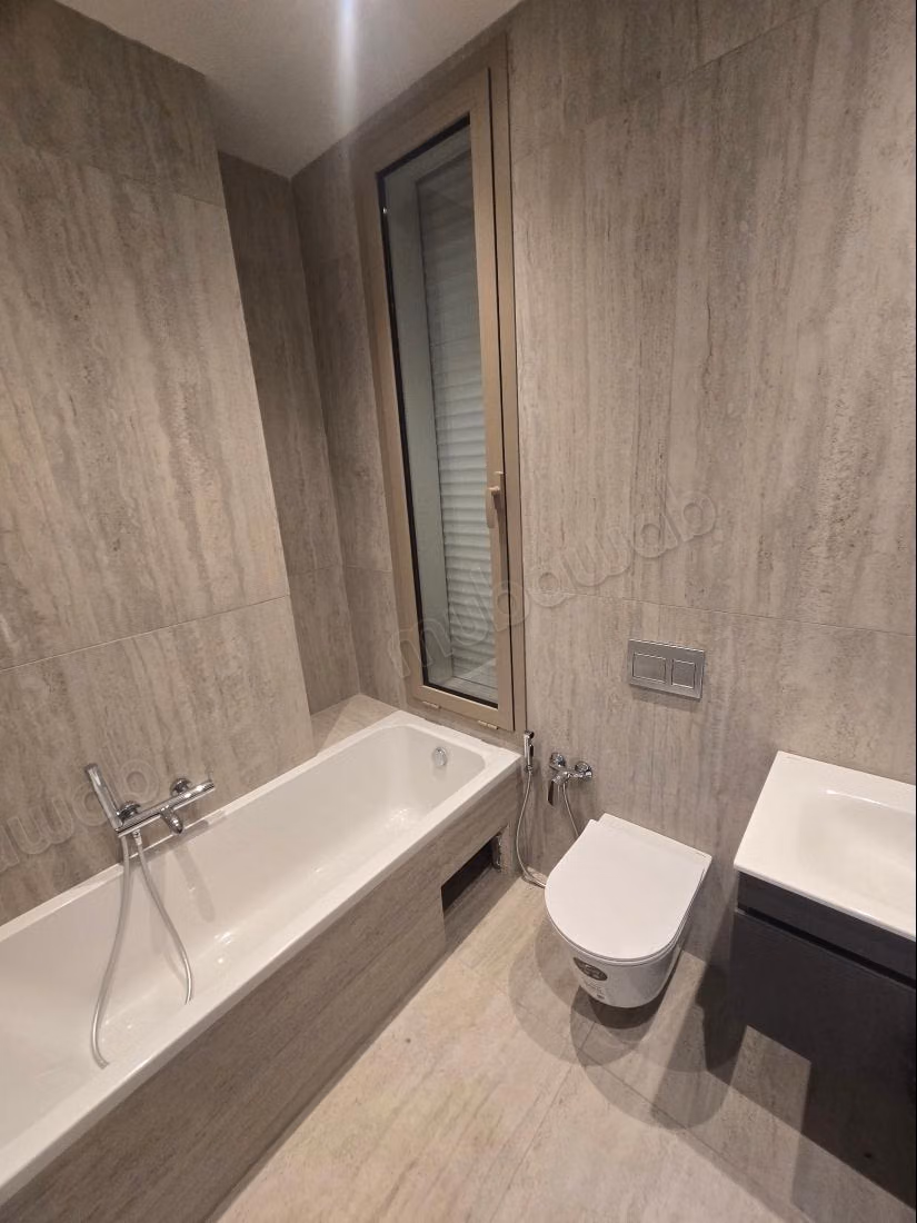 Magnifique villa à louer à Cité Les Pins. Superficie 280 m². Porte blindée et résidence sécurisée