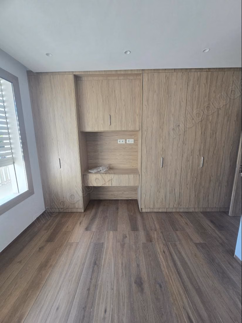 Magnifique villa à louer à Cité Les Pins. Superficie 280 m². Porte blindée et résidence sécurisée