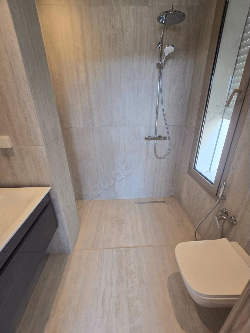 Magnifique villa à louer à Cité Les Pins. Superficie 280 m². Porte blindée et résidence sécurisée
