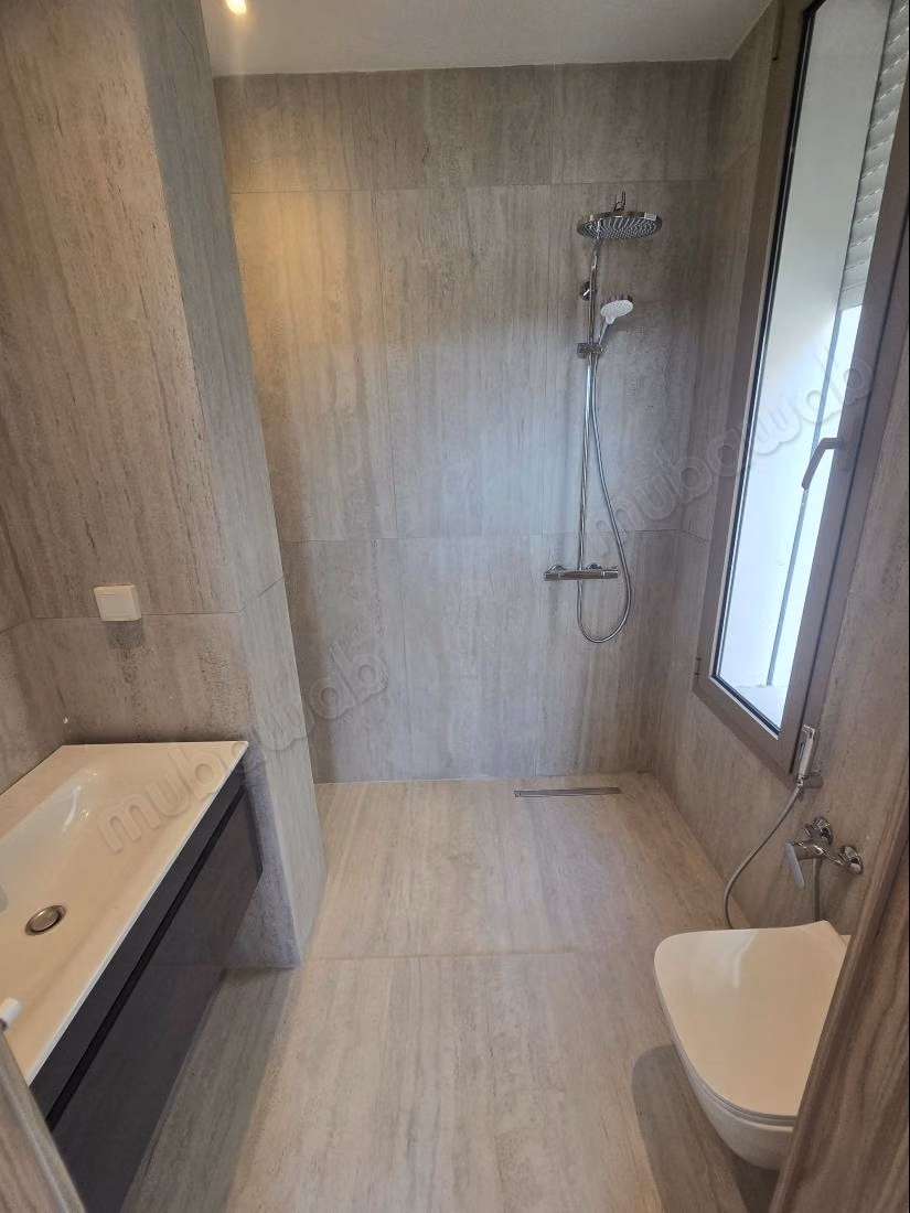 Magnifique villa à louer à Cité Les Pins. Superficie 280 m². Porte blindée et résidence sécurisée