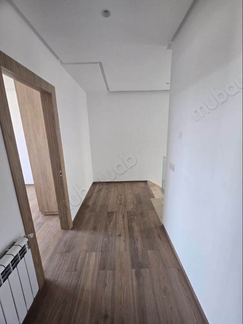 Magnifique villa à louer à Cité Les Pins. Superficie 280 m². Porte blindée et résidence sécurisée