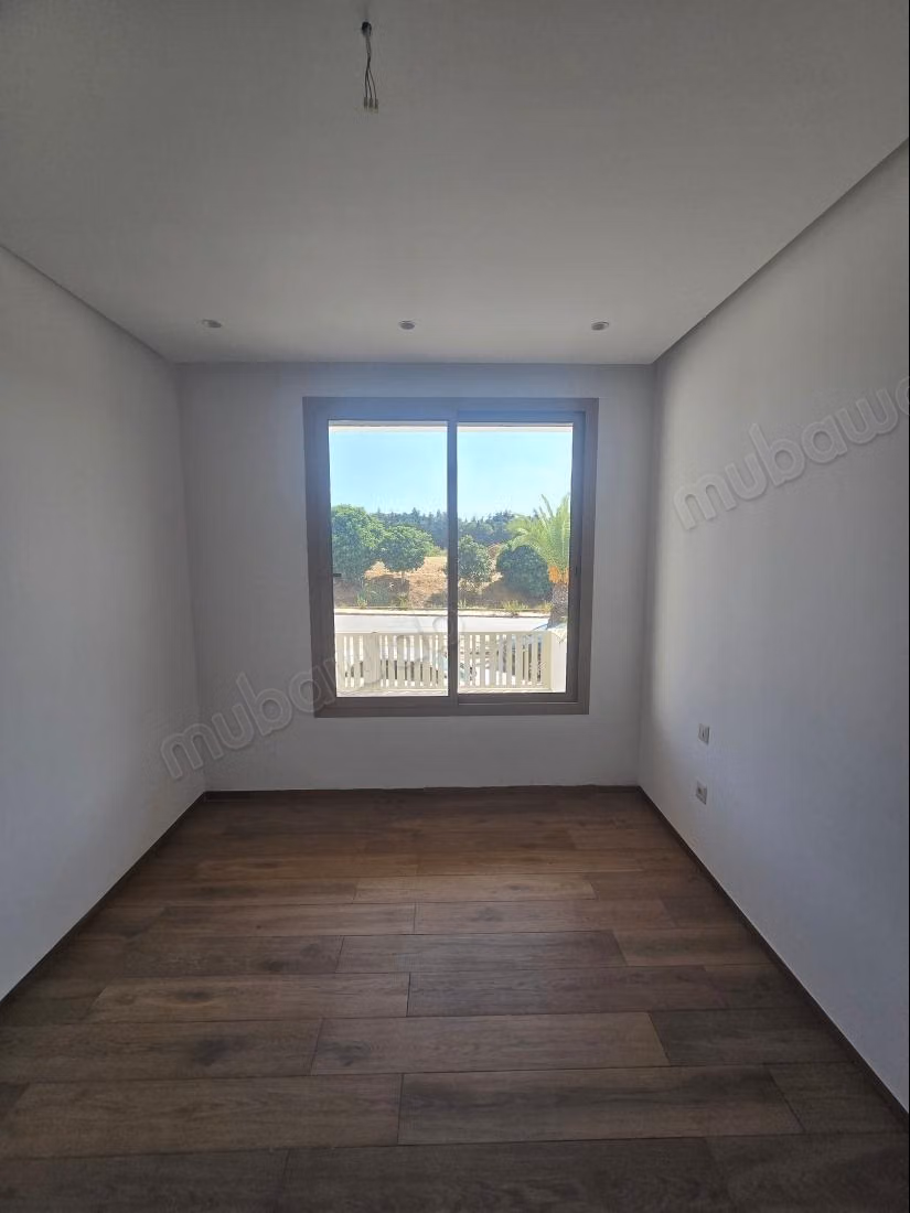 Magnifique villa à louer à Cité Les Pins. Superficie 280 m². Porte blindée et résidence sécurisée