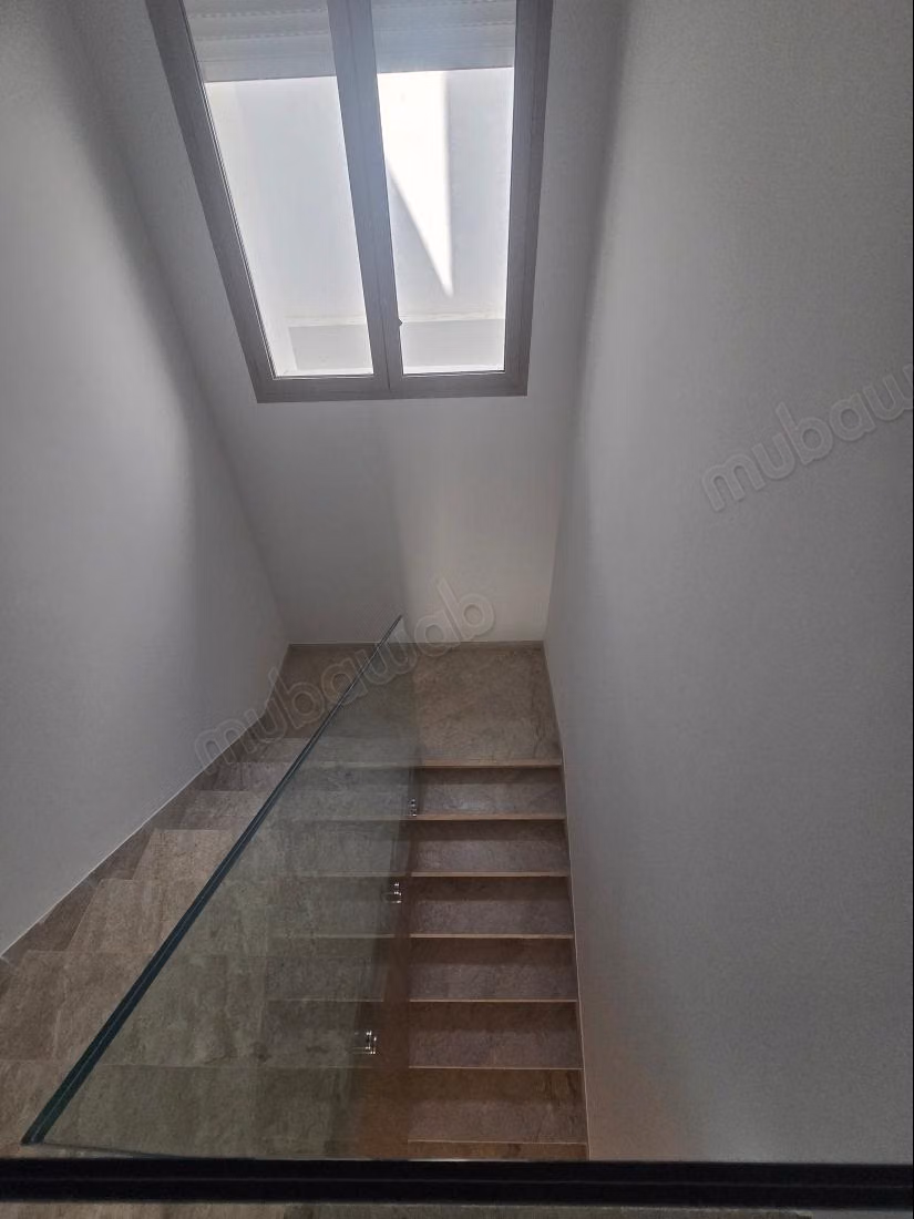 Magnifique villa à louer à Cité Les Pins. Superficie 280 m². Porte blindée et résidence sécurisée