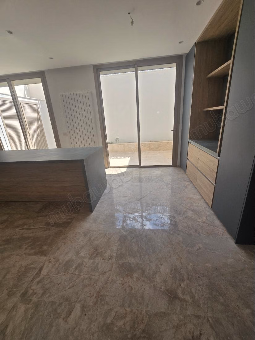 Magnifique villa à louer à Cité Les Pins. Superficie 280 m². Porte blindée et résidence sécurisée