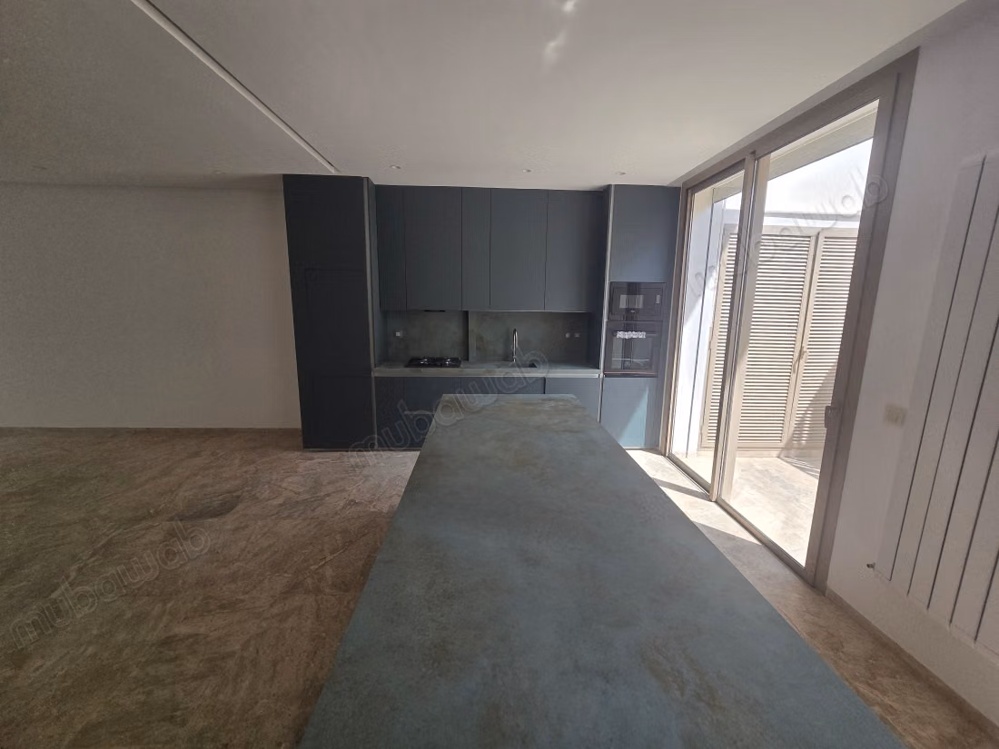 Magnifique villa à louer à Cité Les Pins. Superficie 280 m². Porte blindée et résidence sécurisée