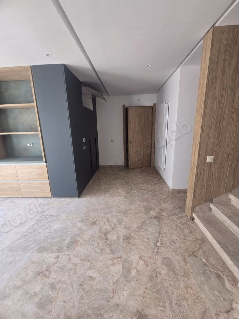 Magnifique villa à louer à Cité Les Pins. Superficie 280 m². Porte blindée et résidence sécurisée