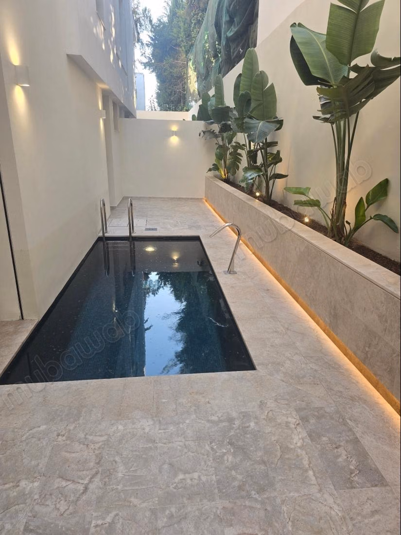 Magnifique villa à louer à Cité Les Pins. Superficie 280 m². Porte blindée et résidence sécurisée