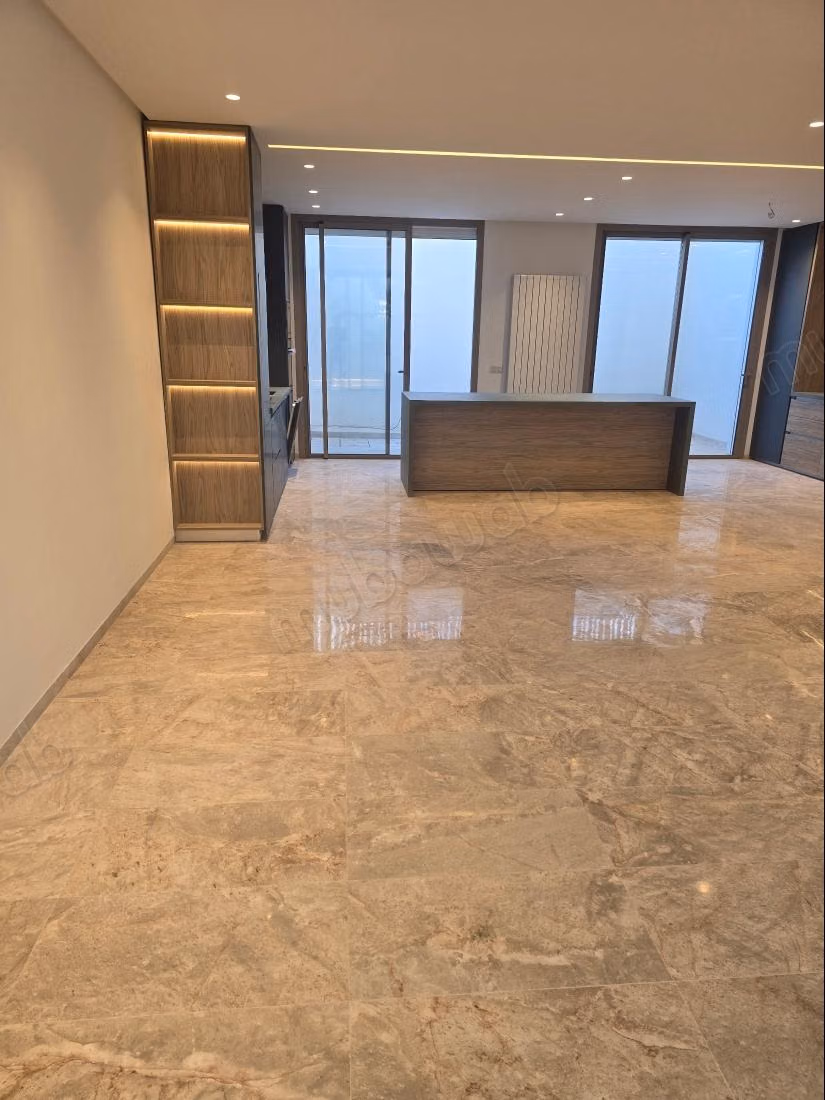 Magnifique villa à louer à Cité Les Pins. Superficie 280 m². Porte blindée et résidence sécurisée