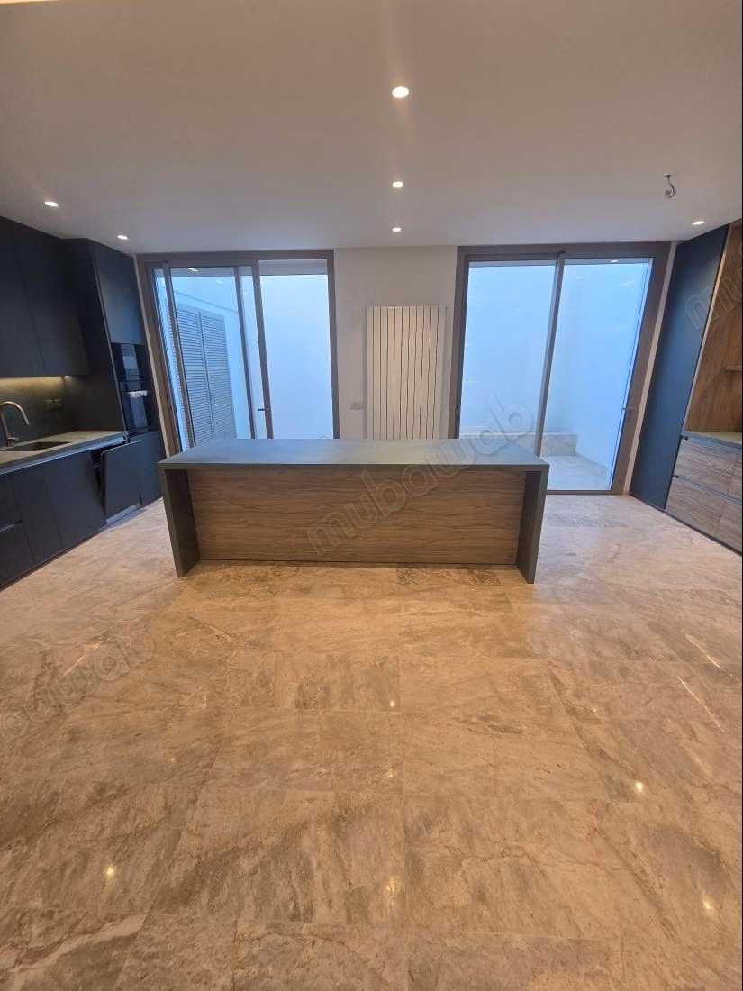 Magnifique villa à louer à Cité Les Pins. Superficie 280 m². Porte blindée et résidence sécurisée