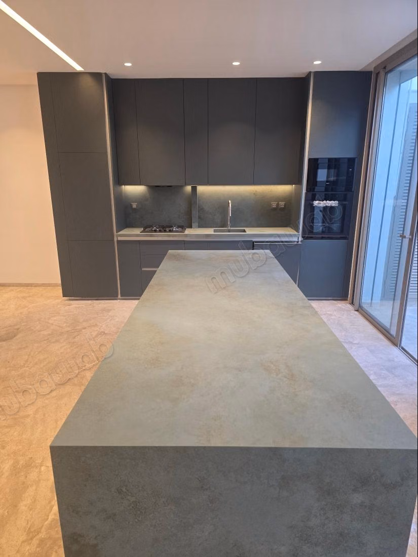 Magnifique villa à louer à Cité Les Pins. Superficie 280 m². Porte blindée et résidence sécurisée