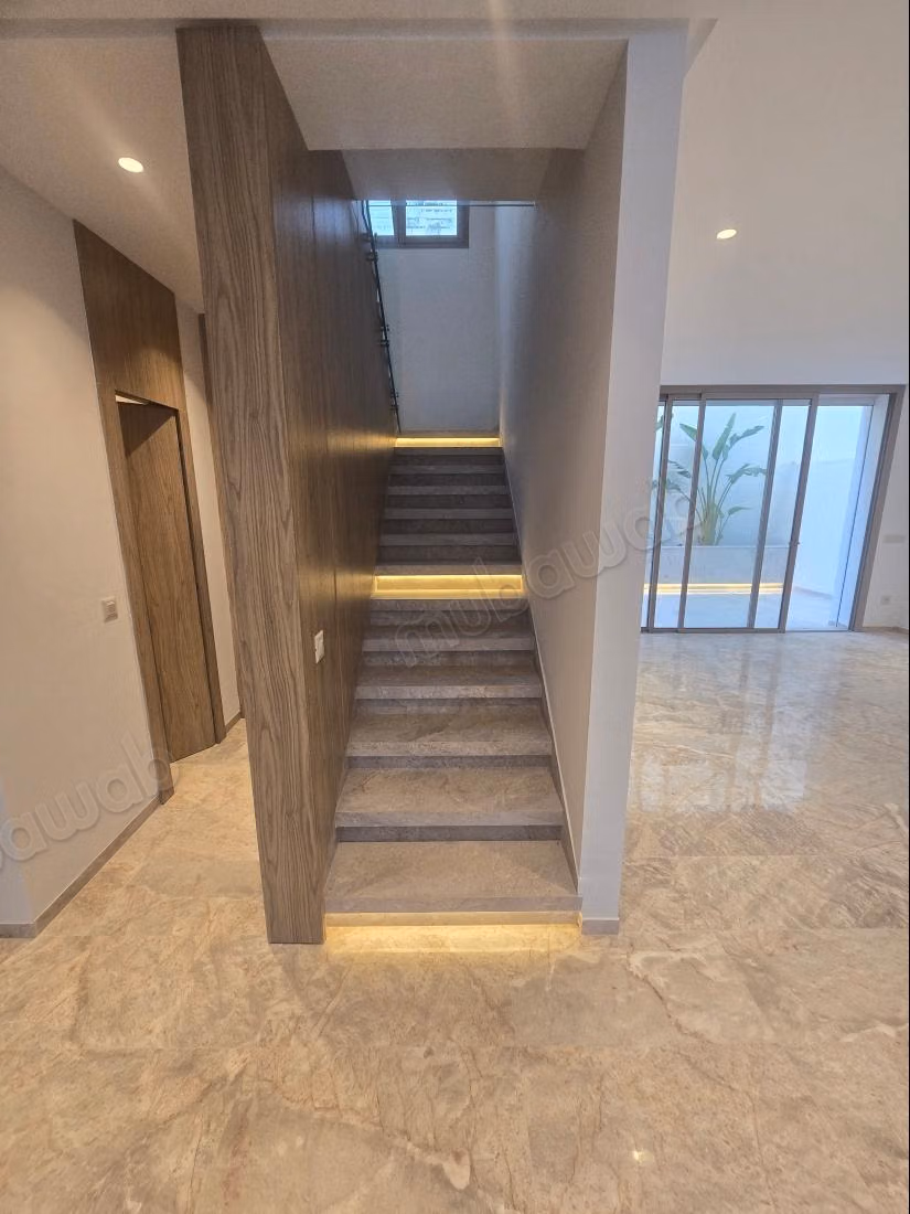 Magnifique villa à louer à Cité Les Pins. Superficie 280 m². Porte blindée et résidence sécurisée