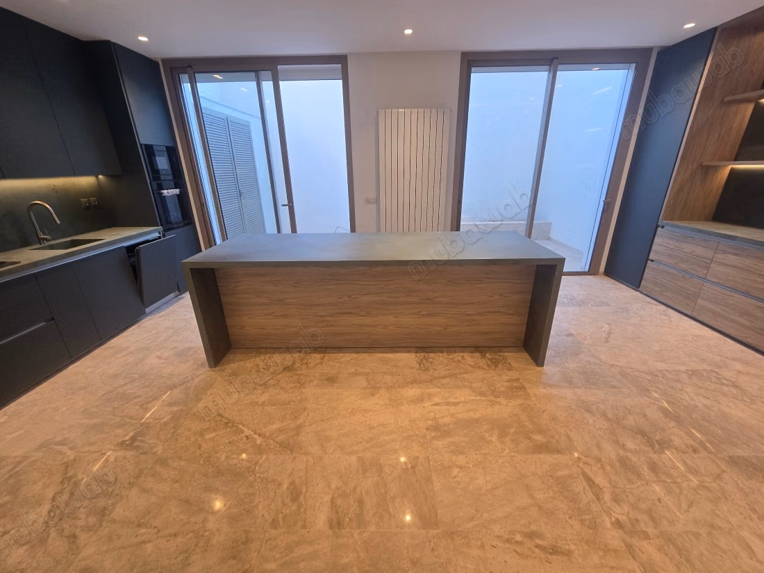 Magnifique villa à louer à Cité Les Pins. Superficie 280 m². Porte blindée et résidence sécurisée