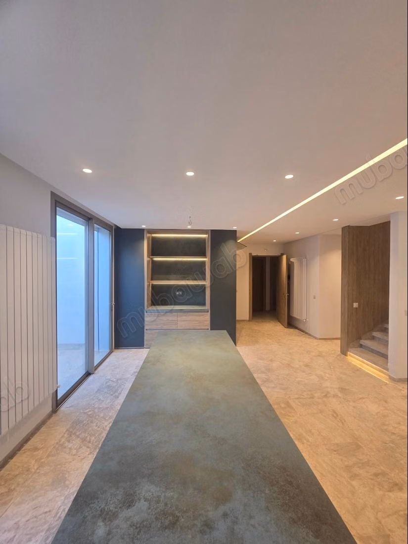 Magnifique villa à louer à Cité Les Pins. Superficie 280 m². Porte blindée et résidence sécurisée