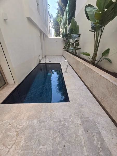 Magnifique villa à louer à Cité Les Pins. Superficie 280 m². Porte blindée et résidence sécurisée