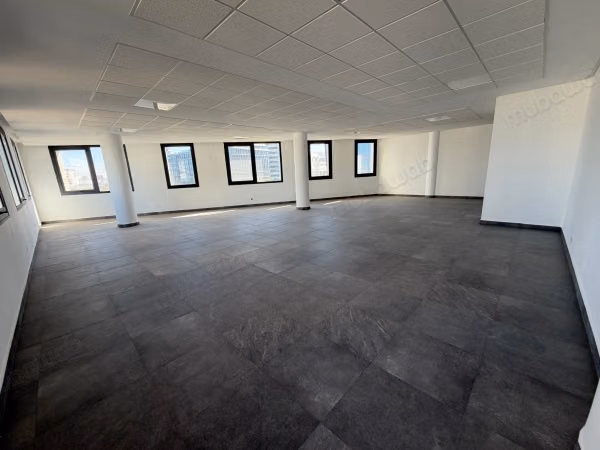 Bureau de 142 m² à louer à CFC
