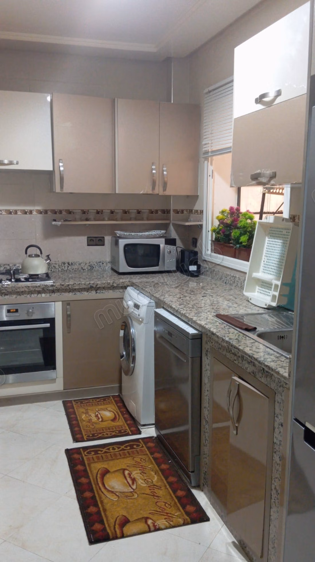 Superbe appartement à louer à Hay Mohammadi. 
Surface totale 70 m². 
Système de parabole et salon marocain